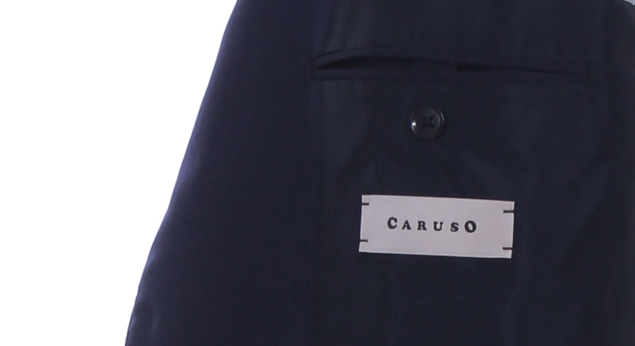 Caruso è un brand di sartoria uomo italiana di abiti, giacche e pantaloni. Disponibile anche il servizio su misura