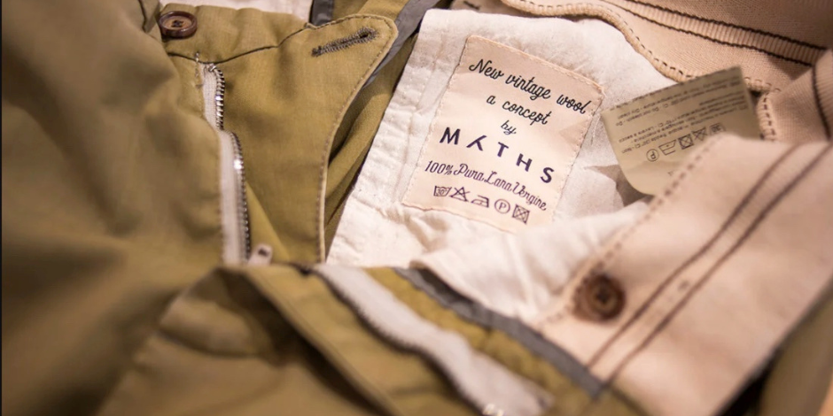 Myths è un brand di pantaloni e bermuda casual conosciuto per l'utilizzo di lane delavè e cotoni ice cotton
