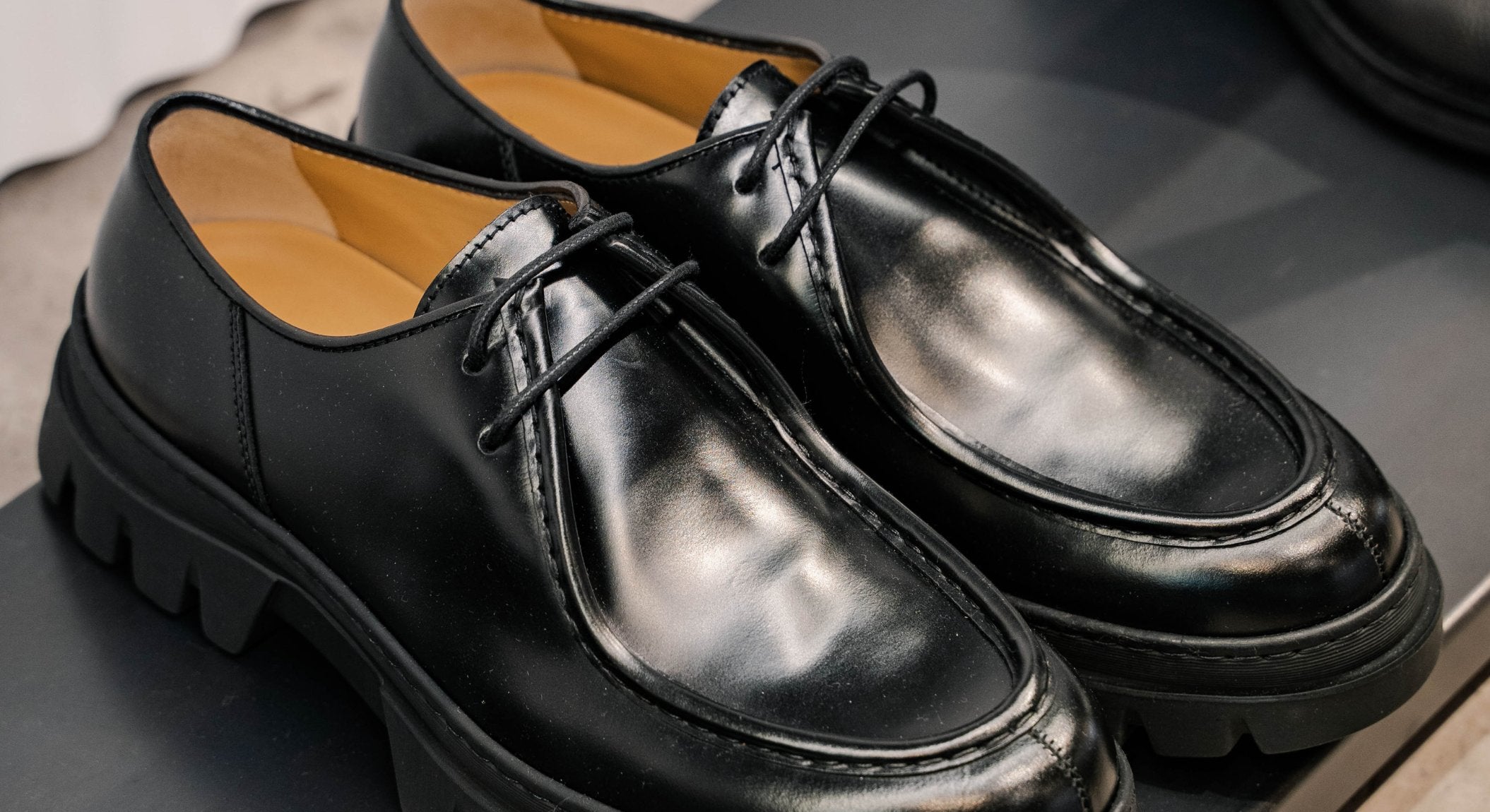 Henderson è un brand di calzature artigianali uomo: allacciate, slip on fondo flex, mocassini, doppia fibbia