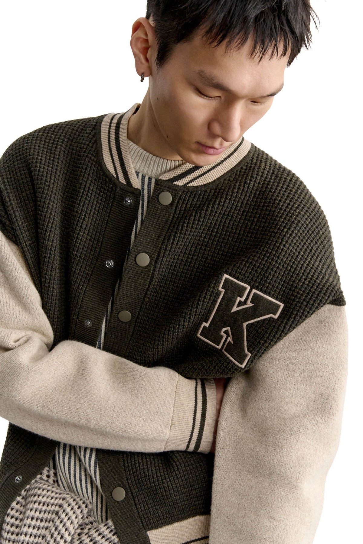 Maison Kitsuné Cardigan College in pura lana merino double face con dettagli varsity MRMKCO5KT1225 BELUGA/DUSTY BEIGE
