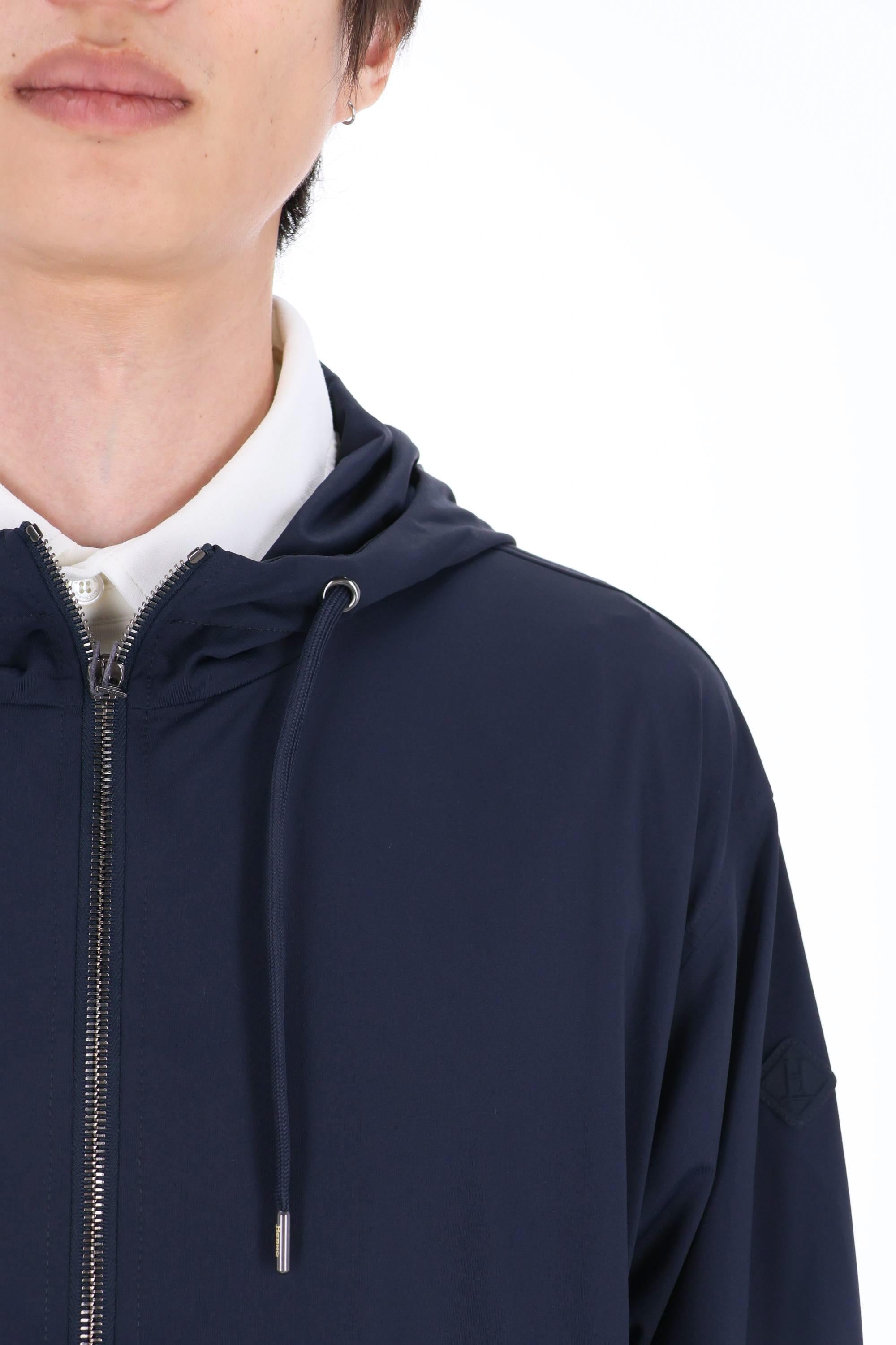 Herno Giubbino-felpa con cappuccio in nylon superlight JC000053U 9200