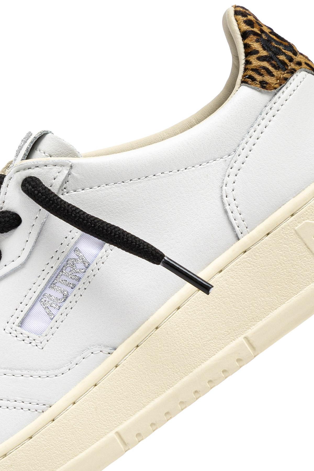 Autry Sneaker donna Medalist talloncino animalier e lacci neri AULW OC01 WHT/LEOP