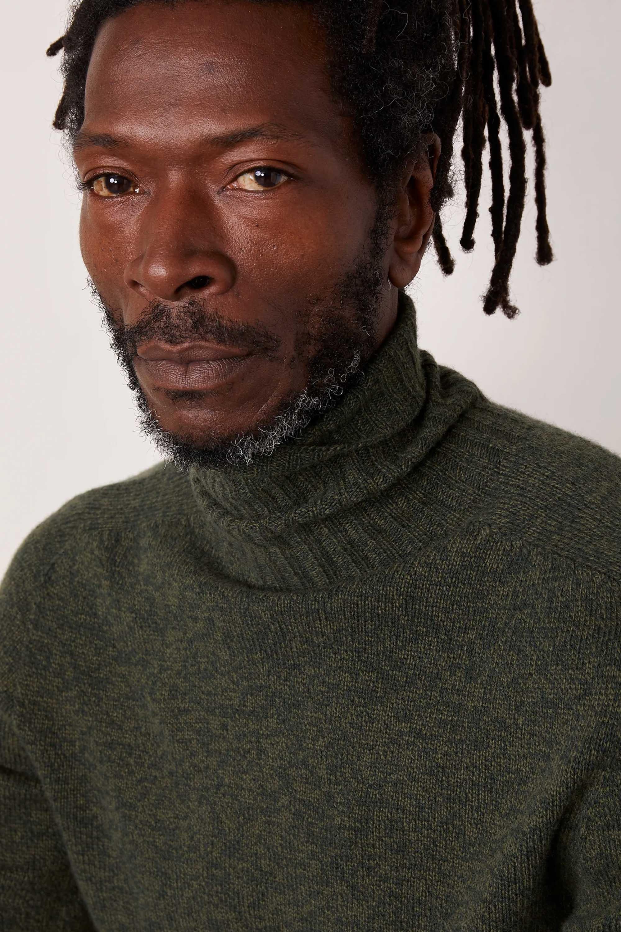 Officine Générale Maglia dolcevita in lana vergine italiana MKNT312 DARKOLIVE/OLIVE