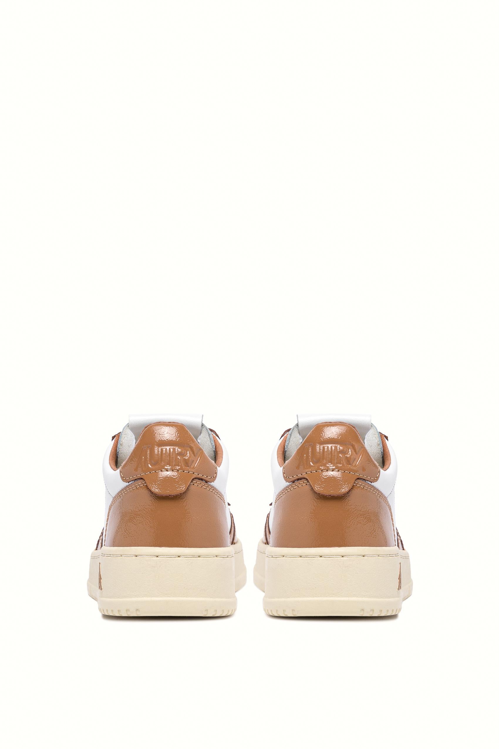 Sneaker donna bimateriale in pelle e vernice AULW RT02 WHT/BRNSUG Autry