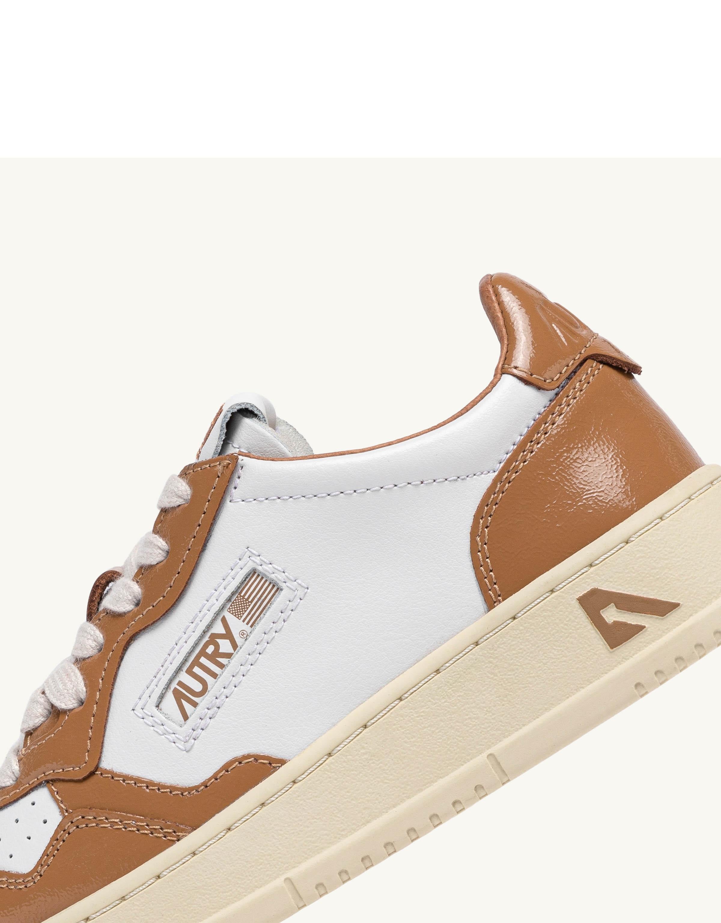 Sneaker donna bimateriale in pelle e vernice AULW RT02 WHT/BRNSUG Autry