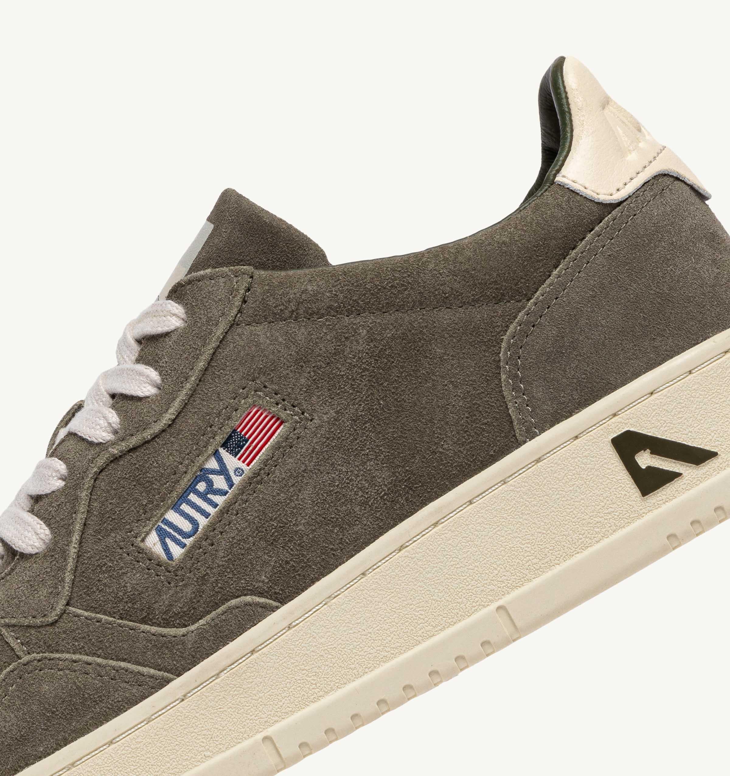 Sneaker in nabuck mod. Medalist AULM UH04 MISLET/WHT Autry