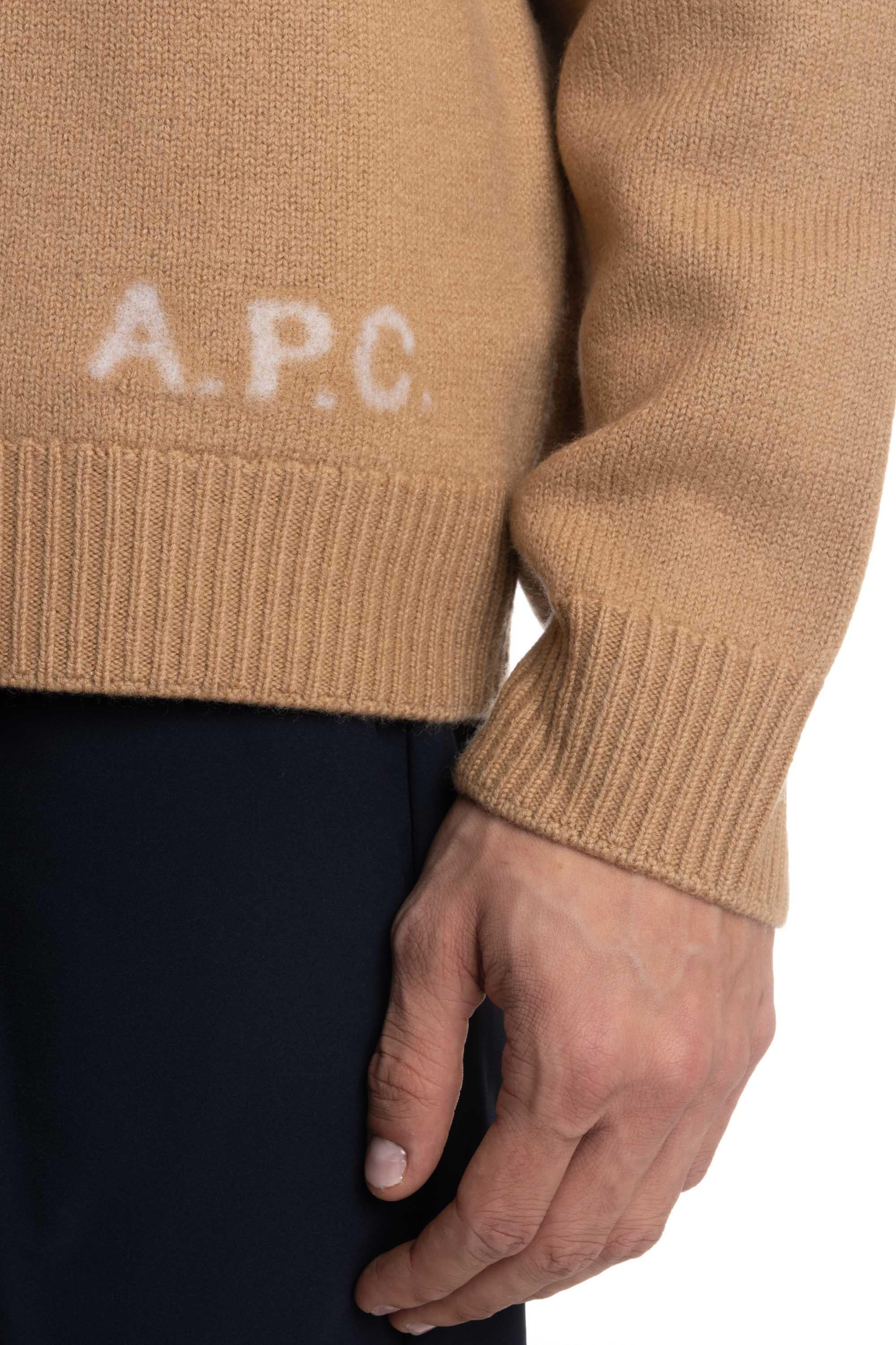 A.P.C. Maglia girocollo in lana merino mod. Edward WVBDJ-H23059/2 CAB CAMEL