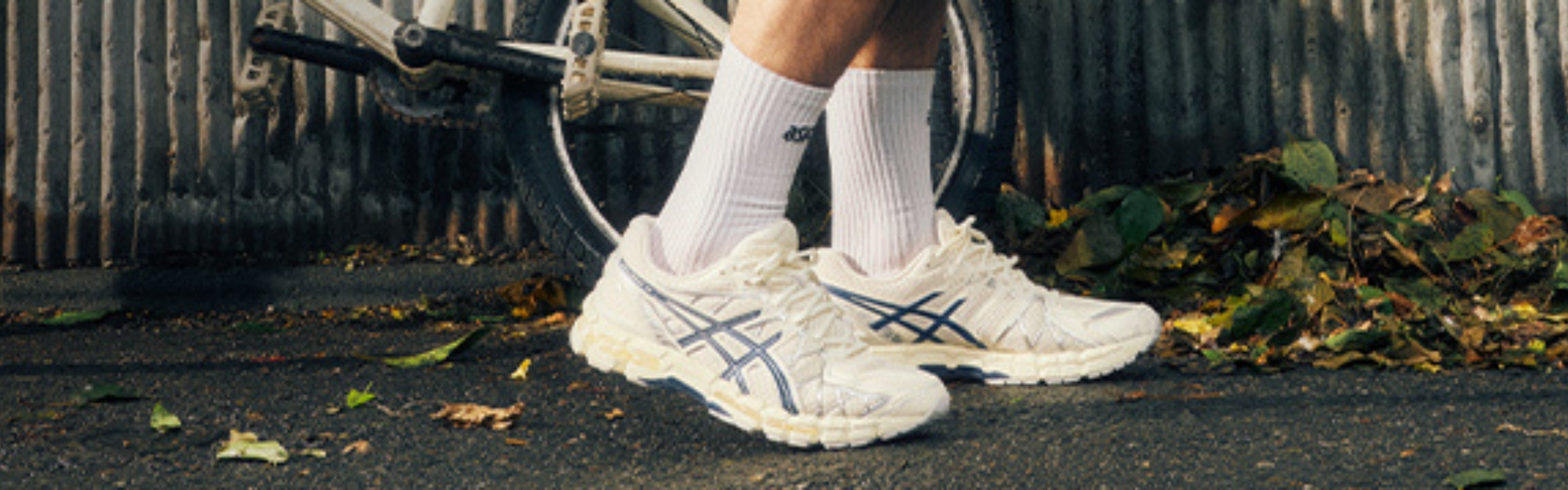 Sneakers Asics Gel Kayano 20 bianco e blu con calze coordinate. Urban lifestyle