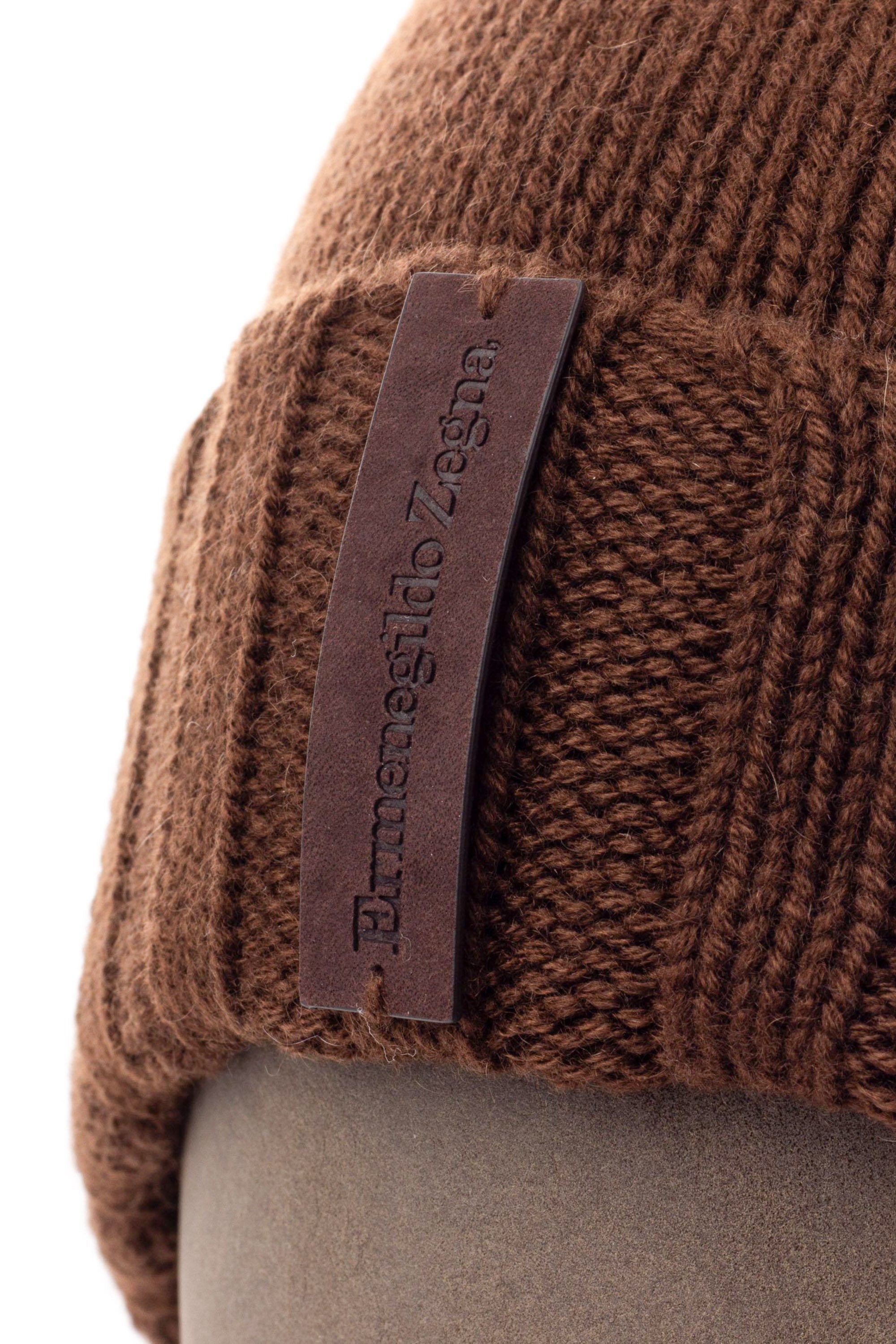 Cashmere beanie with leather logo