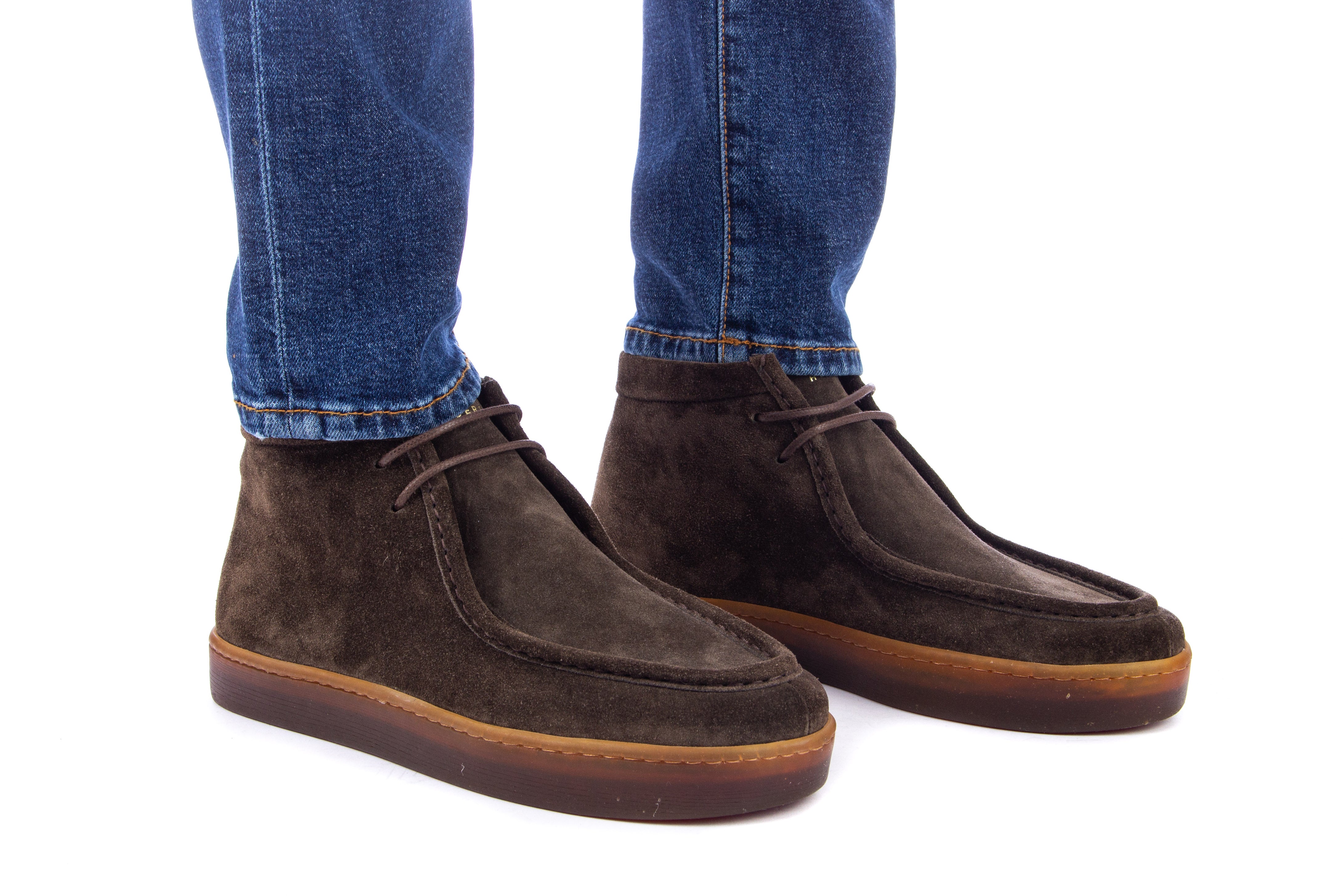 Suede desert boot with natural latex sole