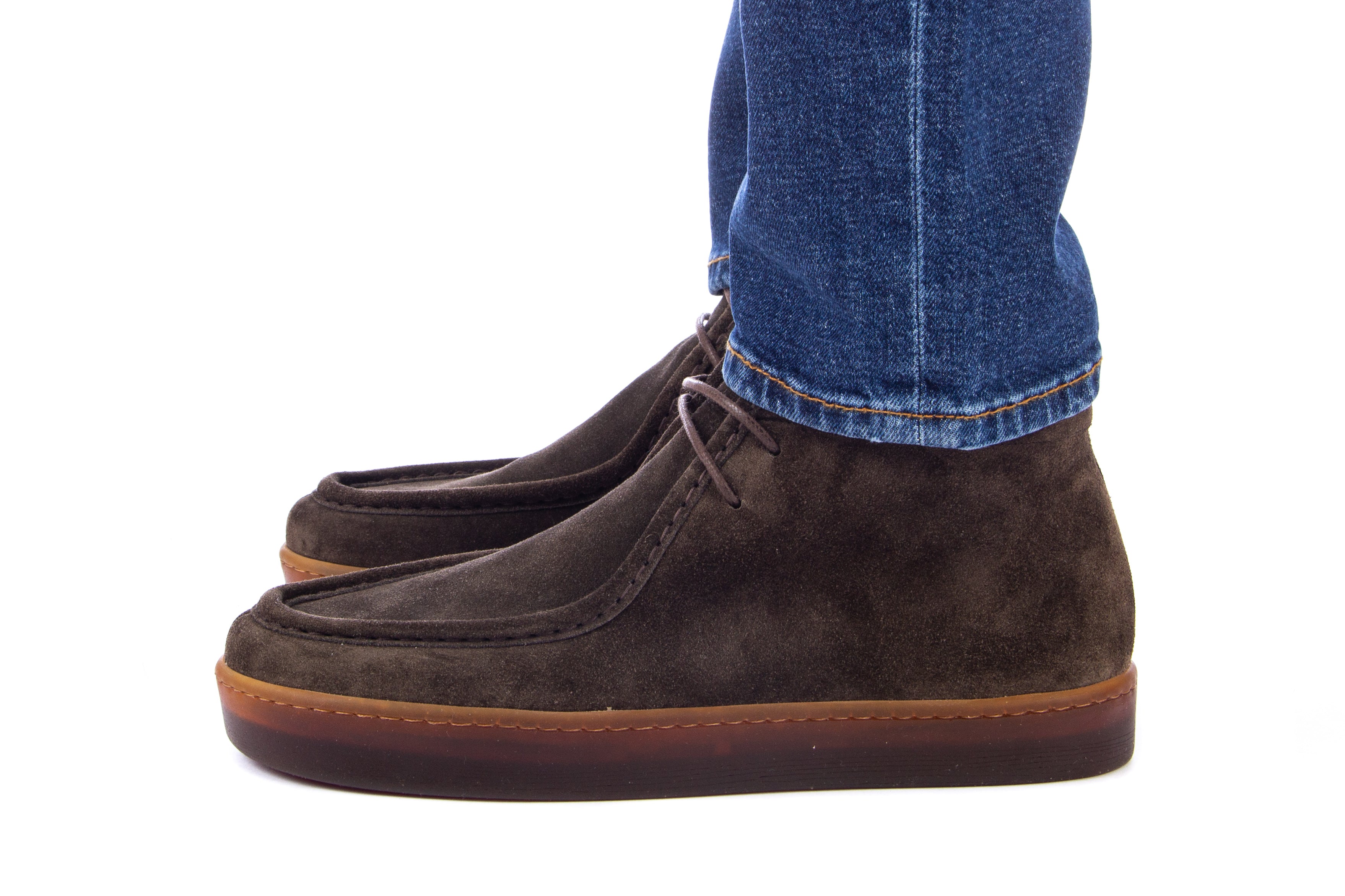 Suede desert boot with natural latex sole