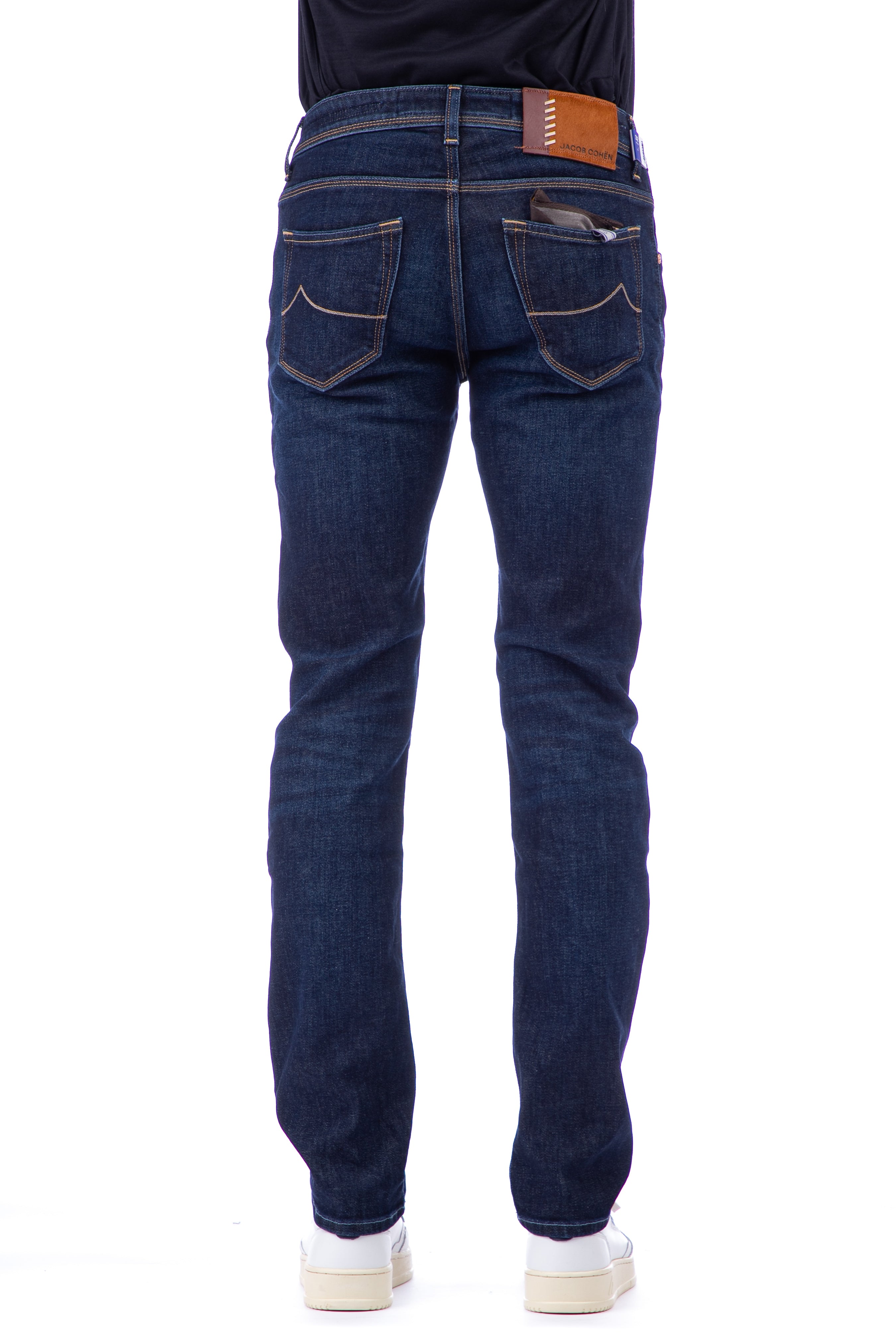 Special edition jeans with two-tone nick fit label