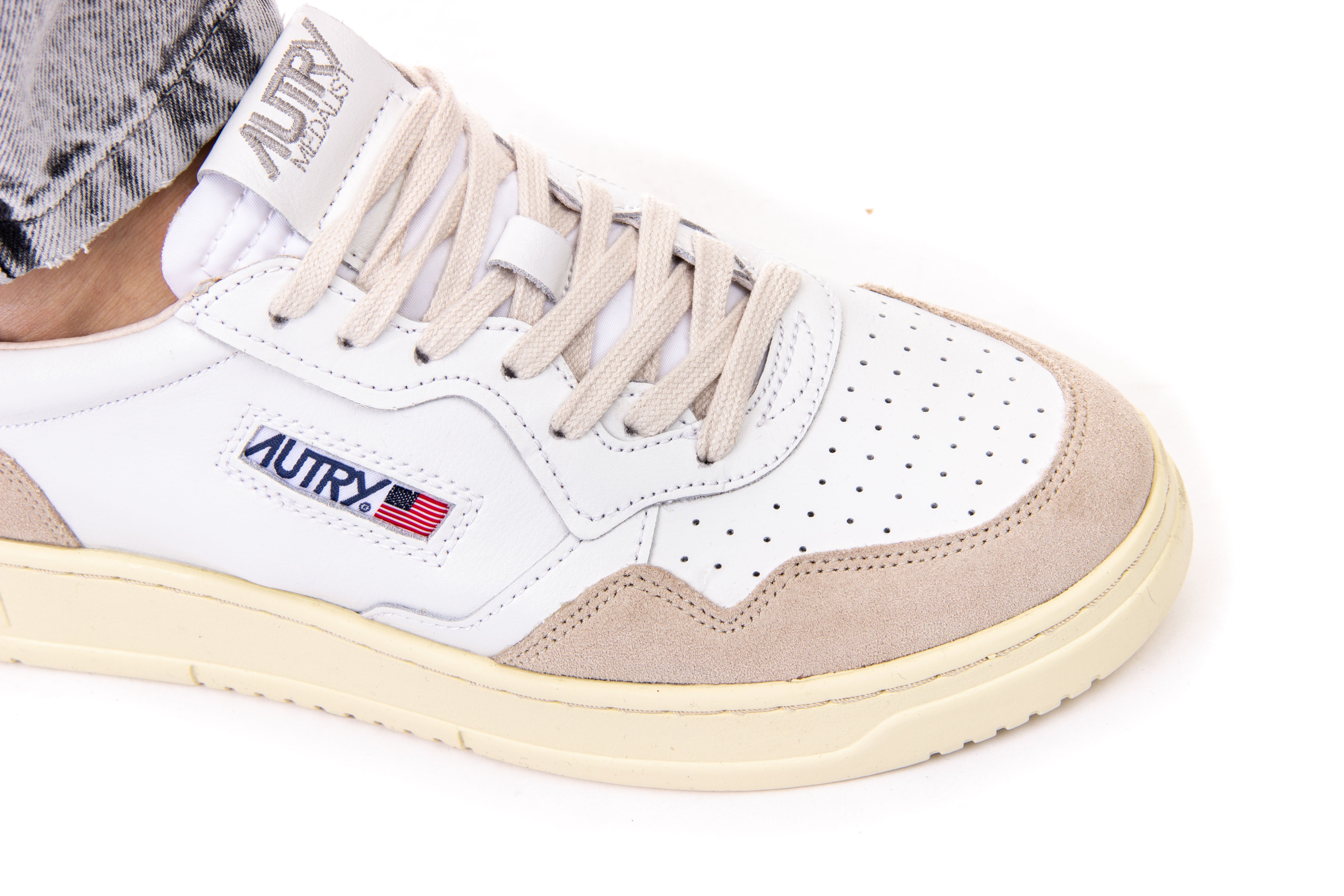 Bi-material medalist sneaker with white heel tab