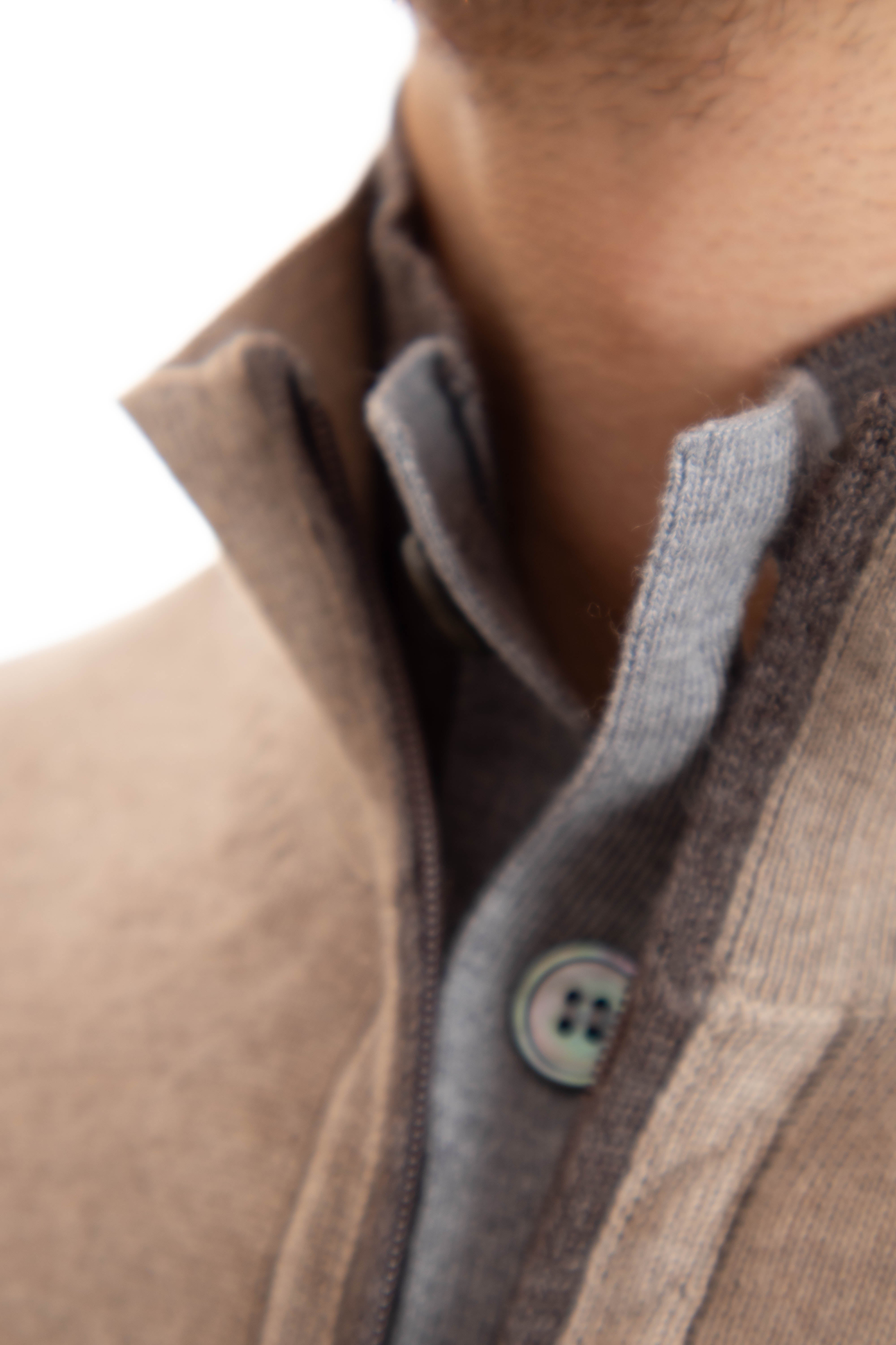 Cardigan in lana vergine con bottoni e zip
