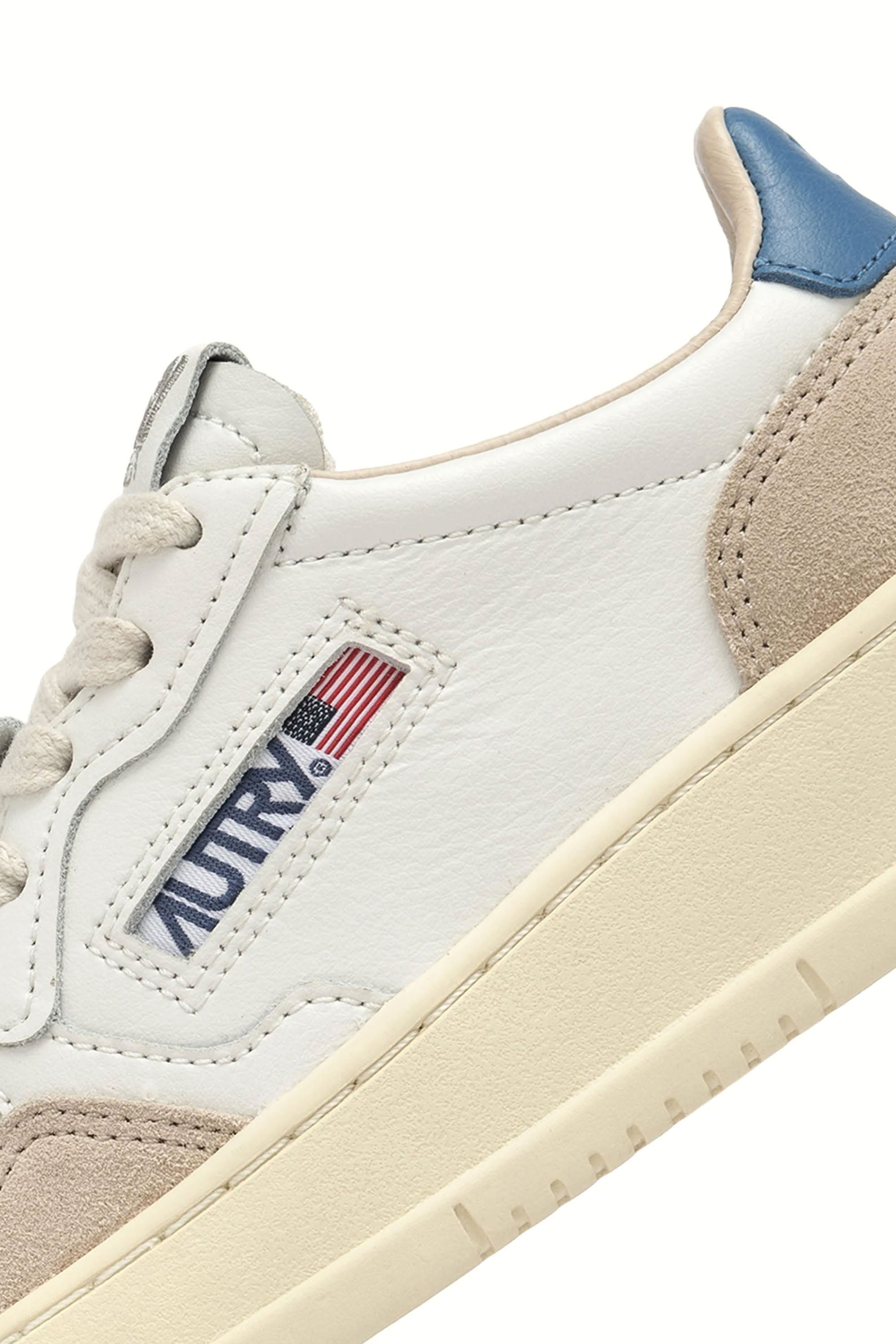 Medalist sneaker for kids in leather and suede with blue heel tab