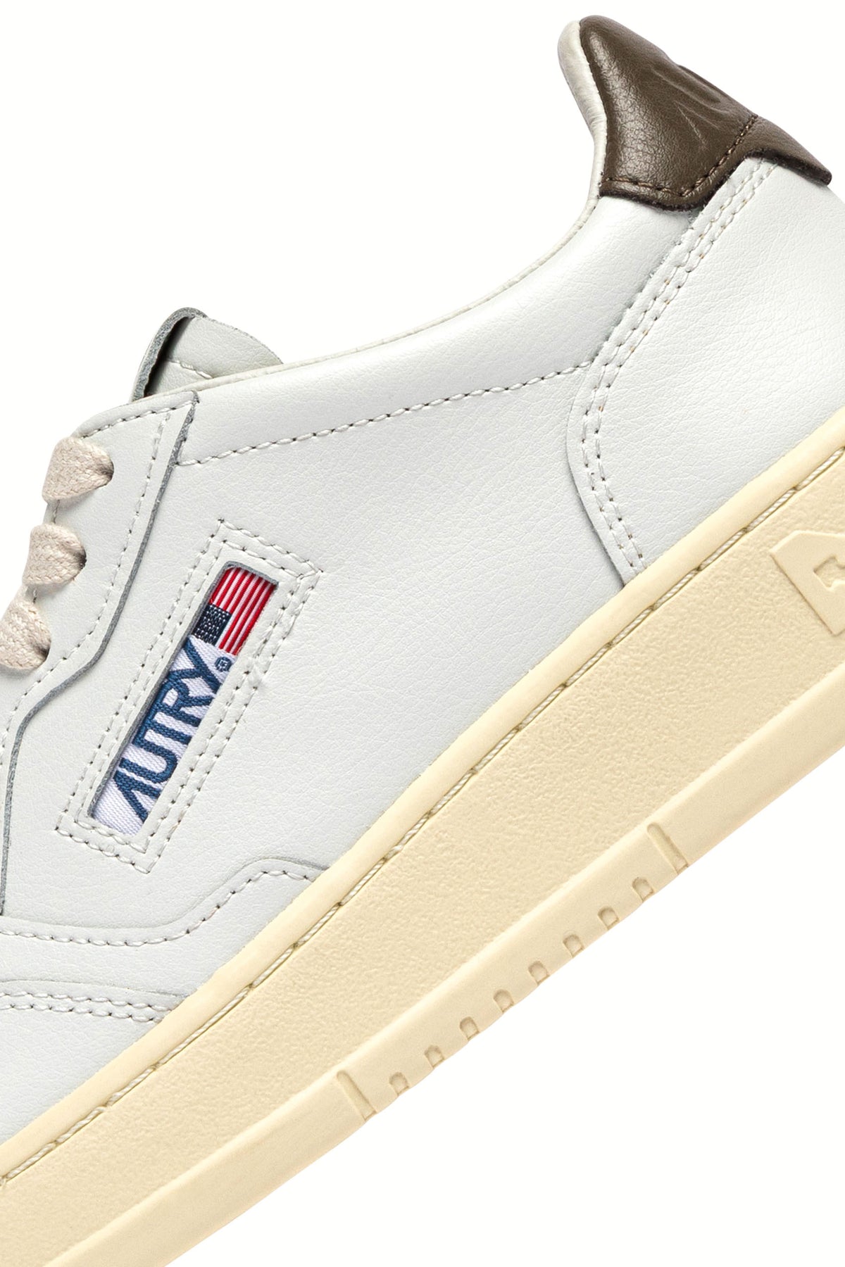 Autry Sneaker Medalist uomo in pelle bianca con talloncino Chocolate AULM LL28 WHT/CHOCO 