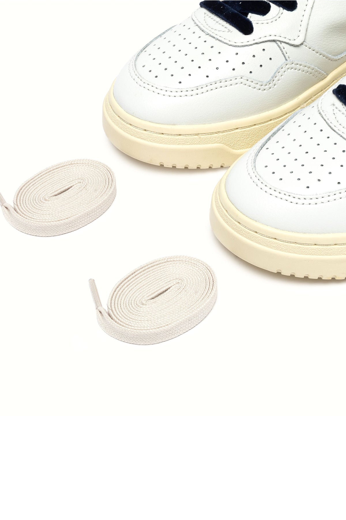 Autry Sneaker Medalist donna in pelle bianca con talloncino velluto Space AULW VZ02 WHT/SPACE 