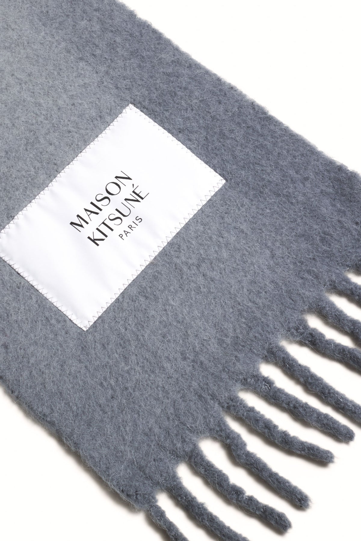 Maison Kitsuné Sciarpa in alpaca con frange MRUAT09WA0022 CLOUD GREY/ASPHALTE 