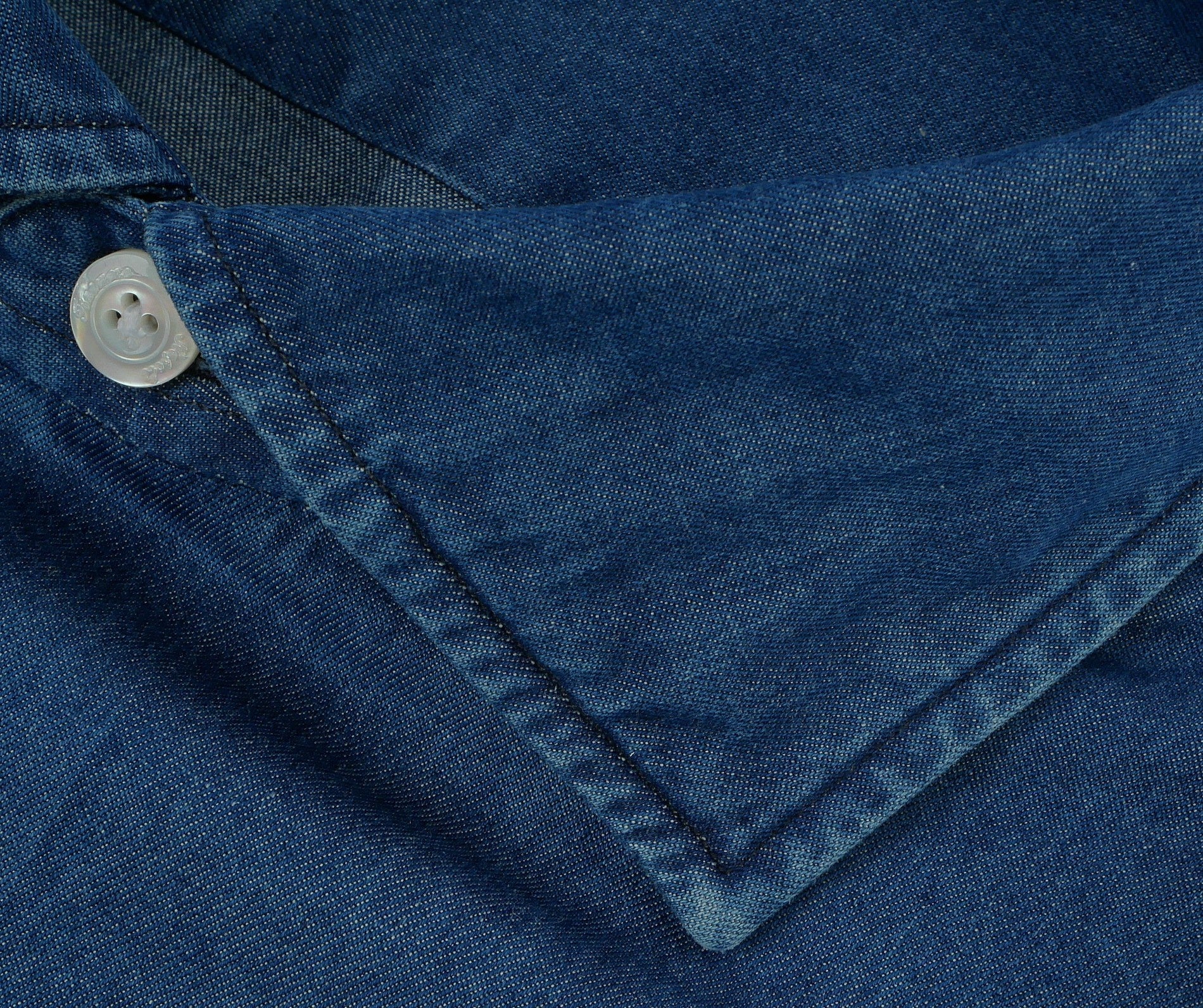 Maßgeschneidertes Hemd aus Stonewashed-Denim, Linie Milan