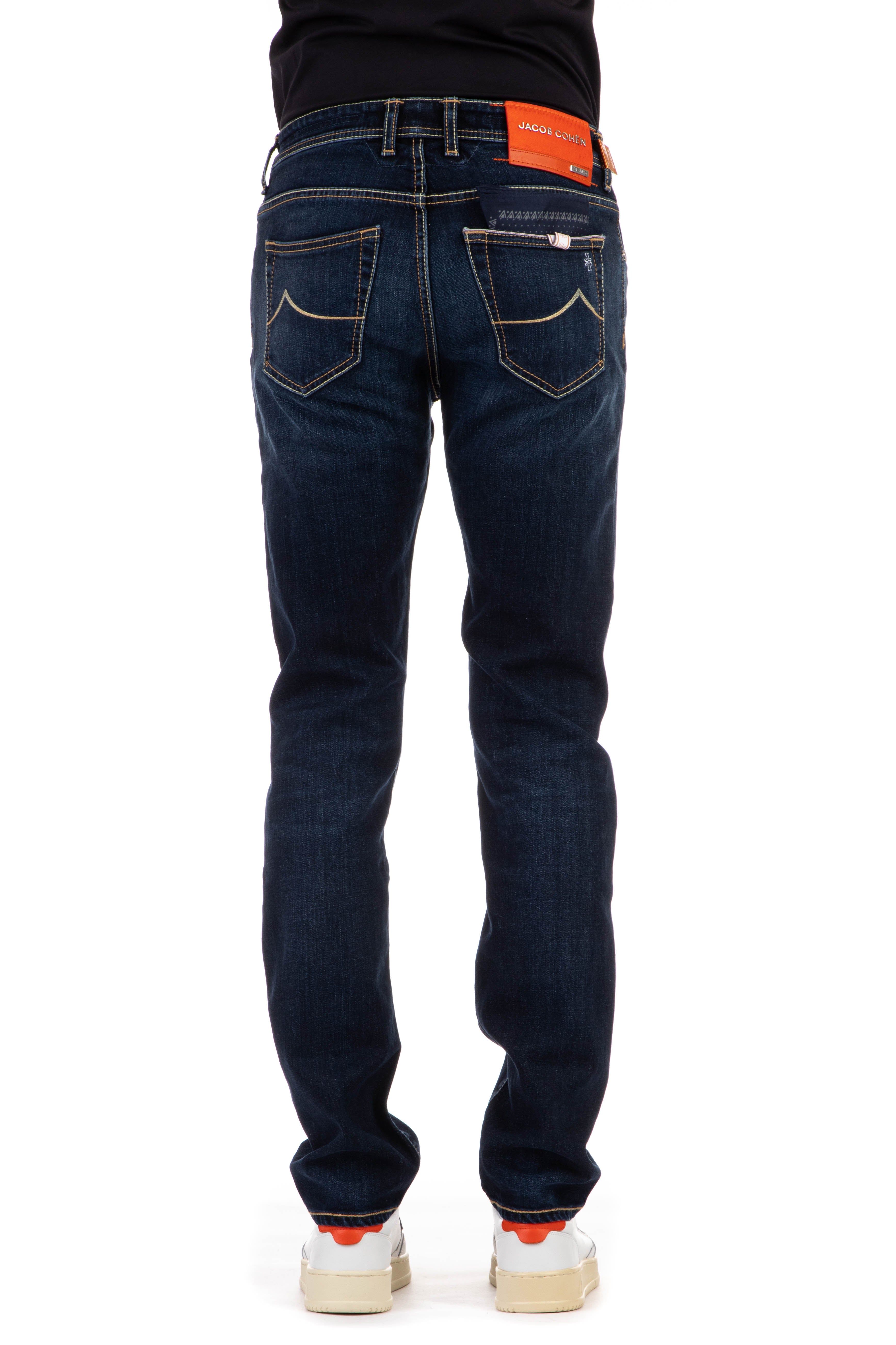 Limitierte Bard-Fit-Jeans mit orangefarbenem Label