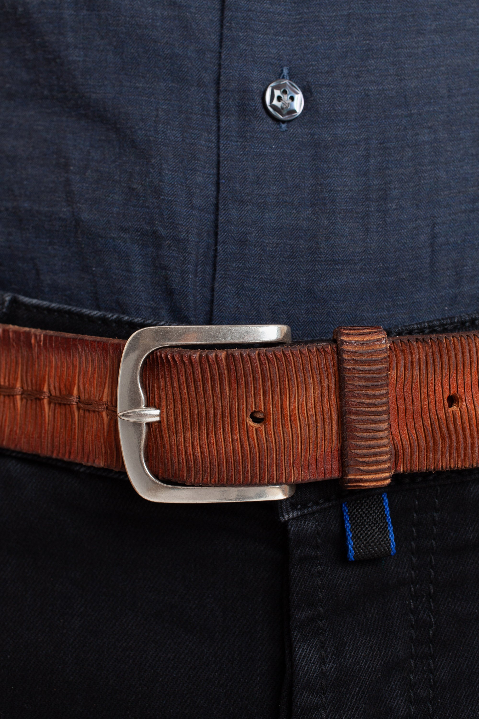 Lamellar leather belt with stitching