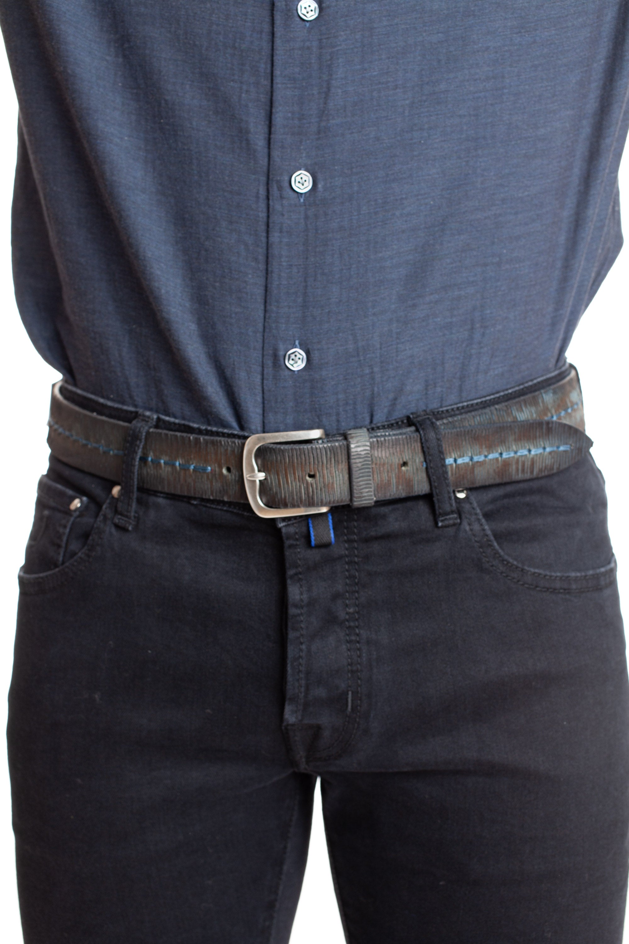 Lamellar leather belt with stitching
