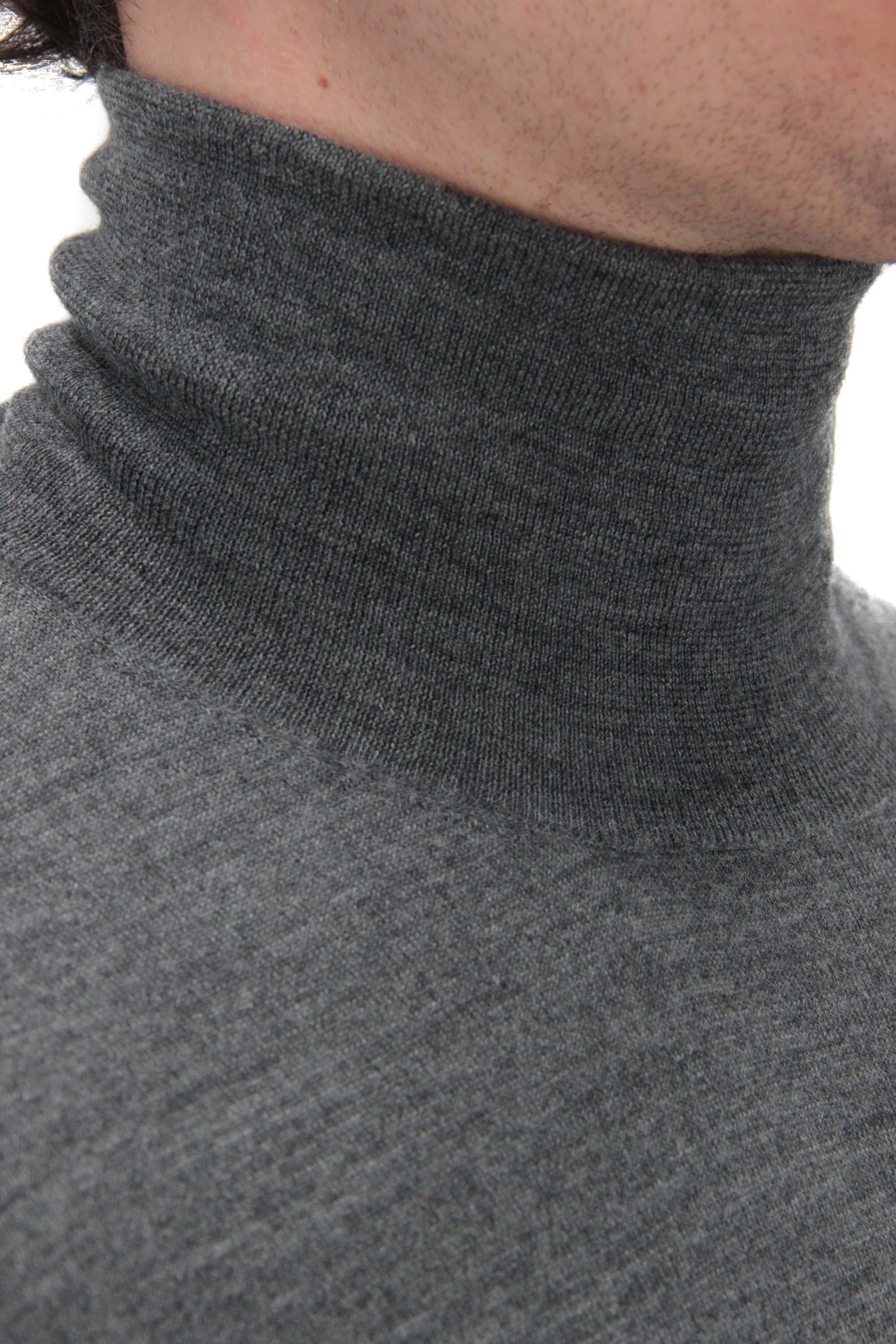 Maglia dolcevita in lana-cashmere in finezza M2400103 C079C Brunello Cucinelli 