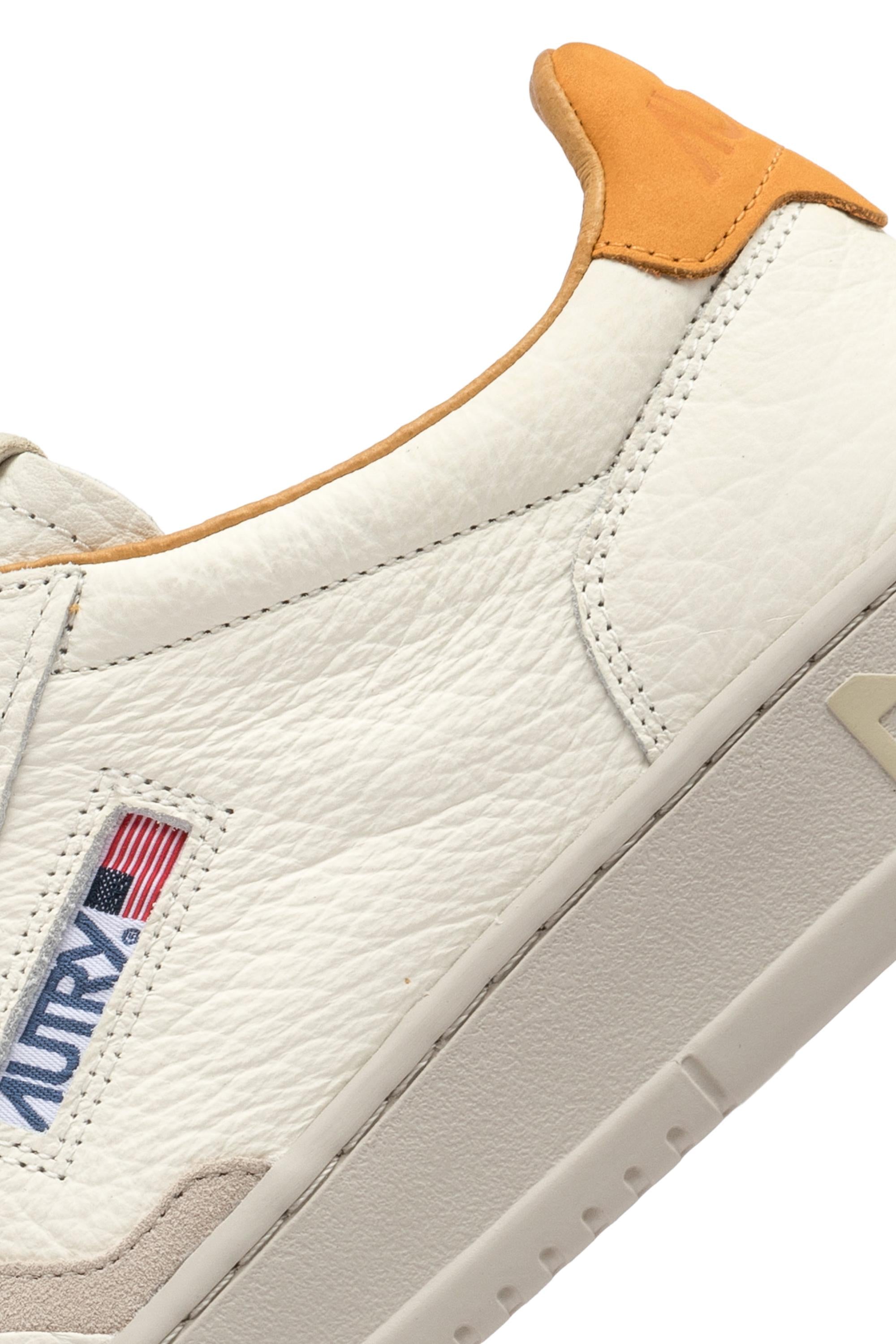 Autry Sneaker Medalist low in pelle effetto elephant talloncino ocra AULM NE06 APR/SAND 