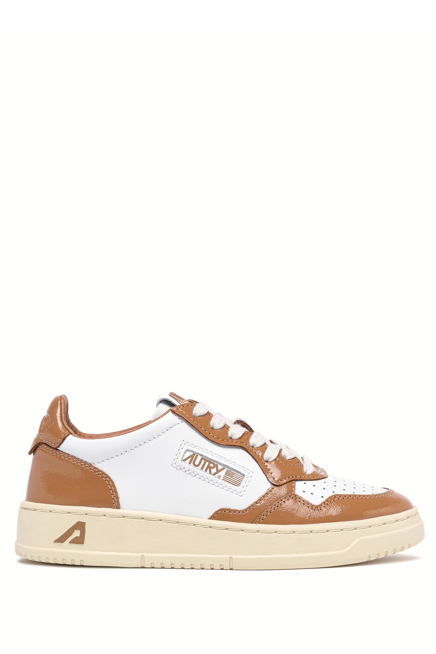 Sneaker donna bimateriale in pelle e vernice AULW RT02 WHT/BRNSUG Autry 