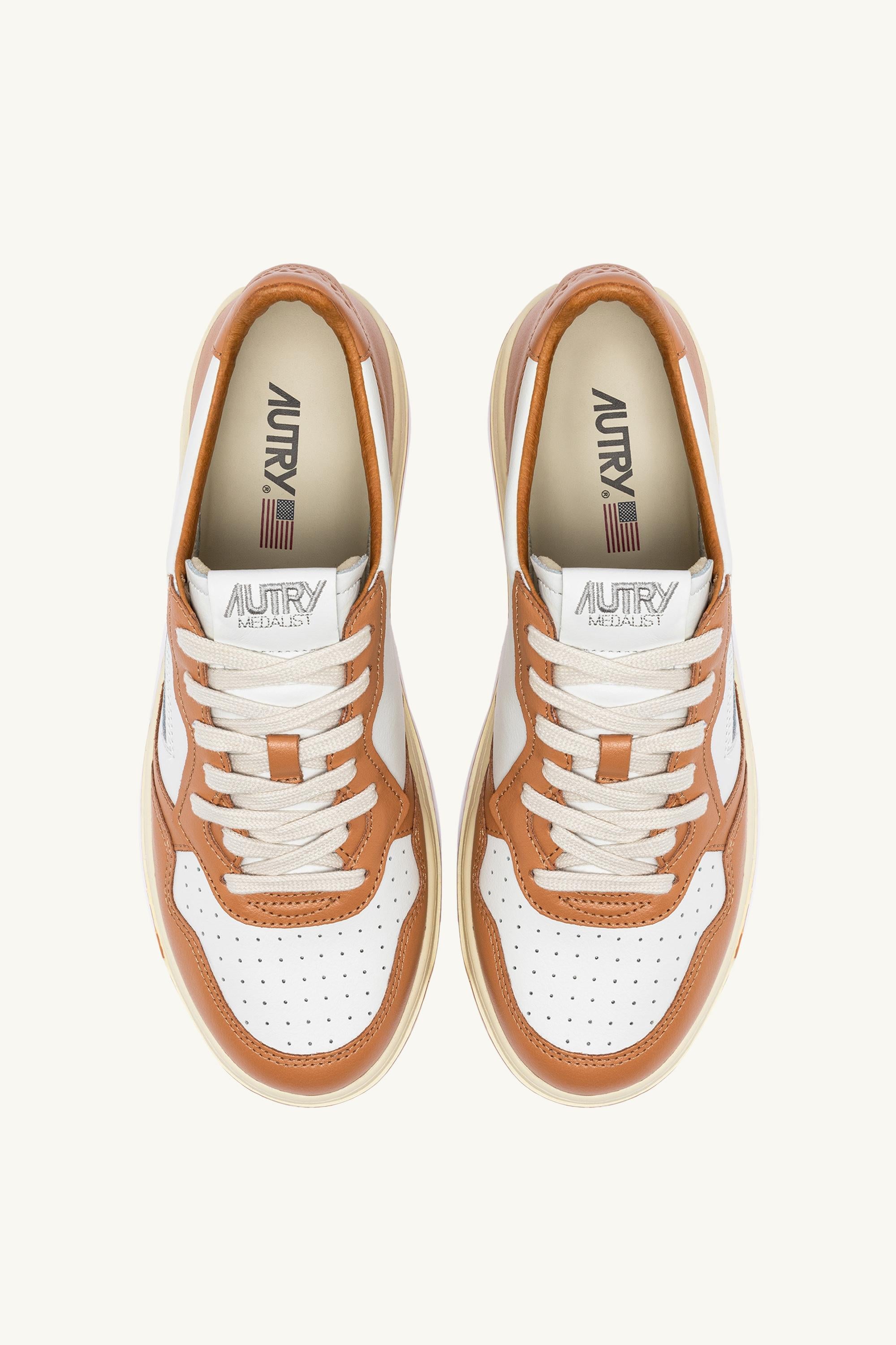 Autry Sneaker donna Medalist bicolor in pelle bianco/nocciola AULW WB53 WHT/SNDSTRM 