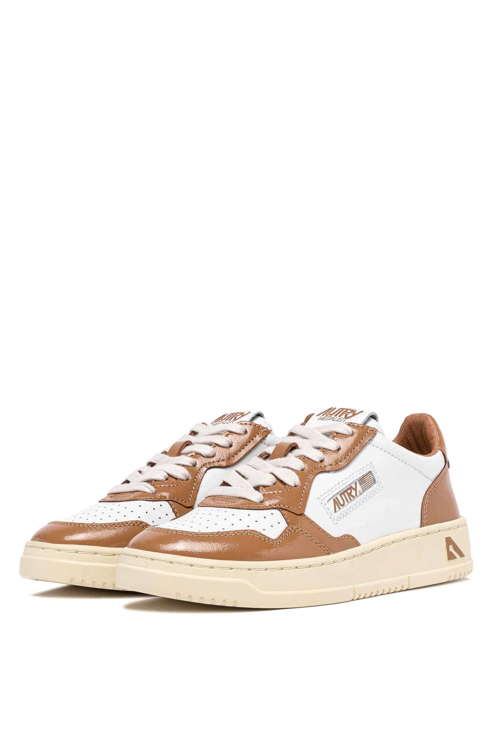 Sneaker donna bimateriale in pelle e vernice AULW RT02 WHT/BRNSUG Autry 